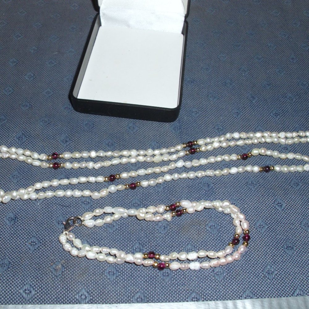 fresh water pearls, necklace , bracelet set really nice